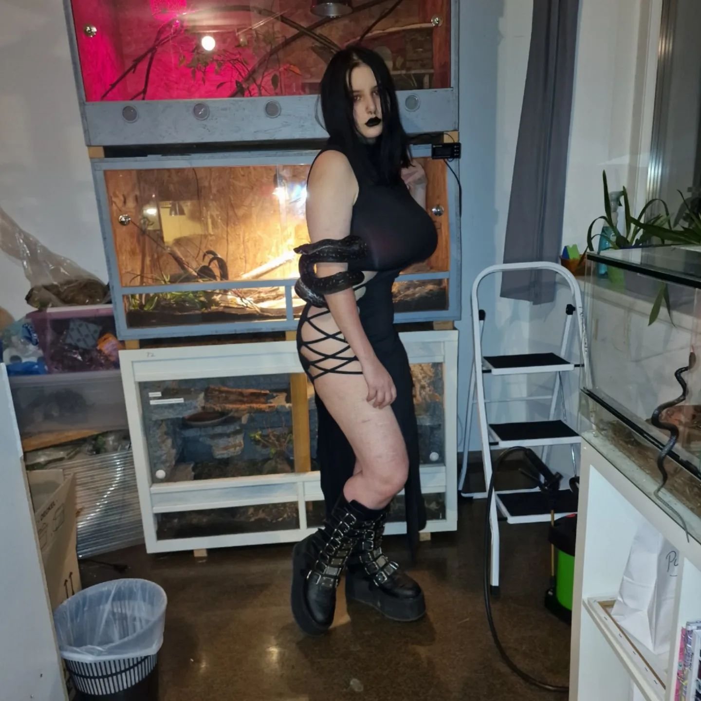 Busty Goth Th3thr33h3@d3dsn@k3 #7VtnO2L0